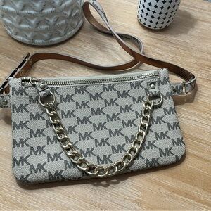 Michael Kors Monogram Chain belt Fanny in Beige and Brown